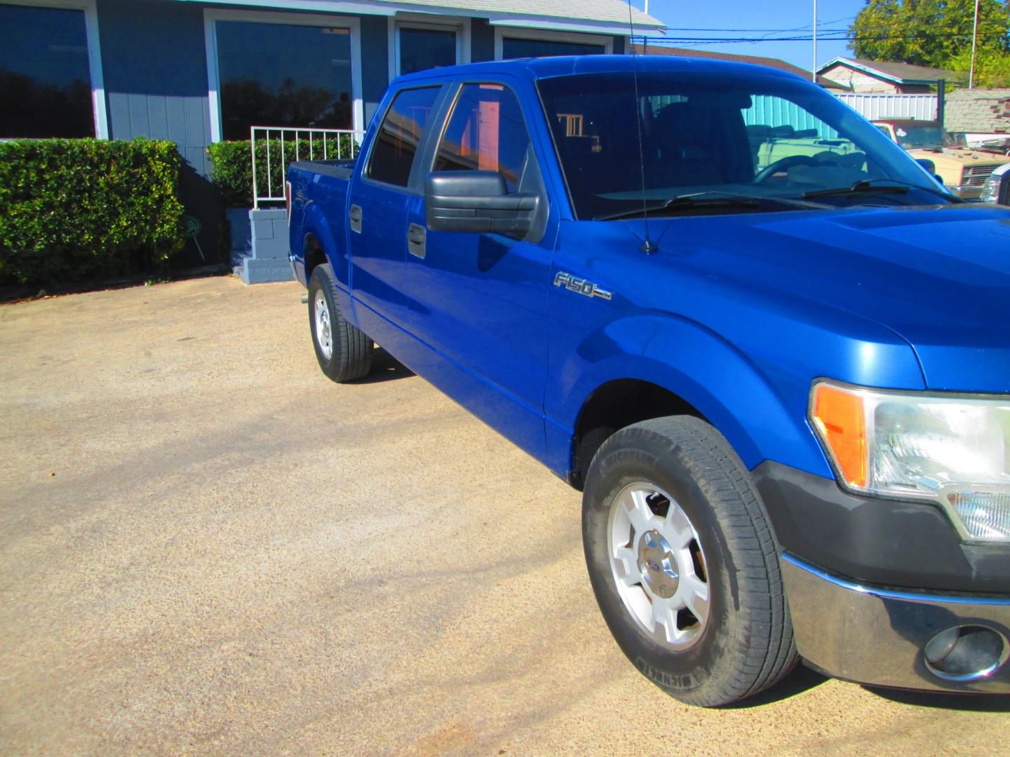 2009 BLUE Ford F-150 (1FTRW12W09F) with an 4.6L V8 OHC FFV engine, 4-Speed Automatic transmission, located at 1815 NE 28th St., Fort Worth, TX, 76106, (817) 625-6251, 32.795582, -97.333069 - Photo#2